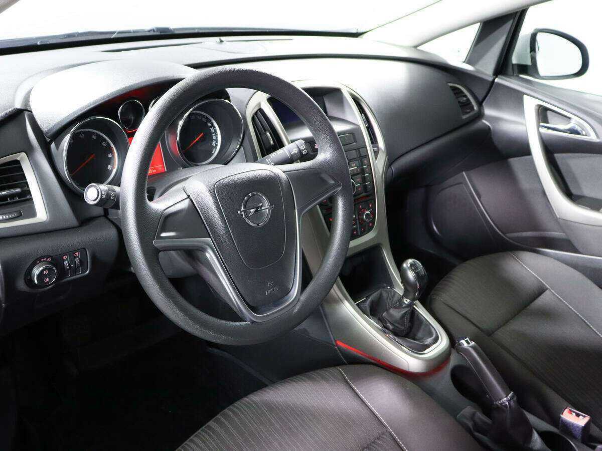 Opel Astra с пробегом — 2011 год. Фото: #11