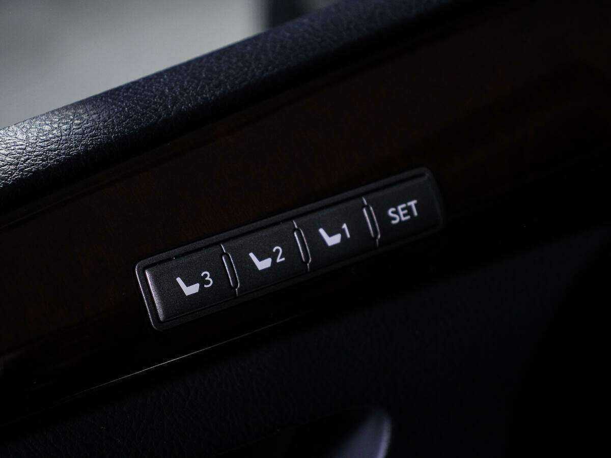 Lexus LX с пробегом — 2012 год. Фото: #24