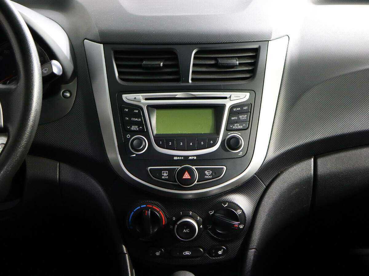 Hyundai Solaris с пробегом — 2011 год. Фото: #12