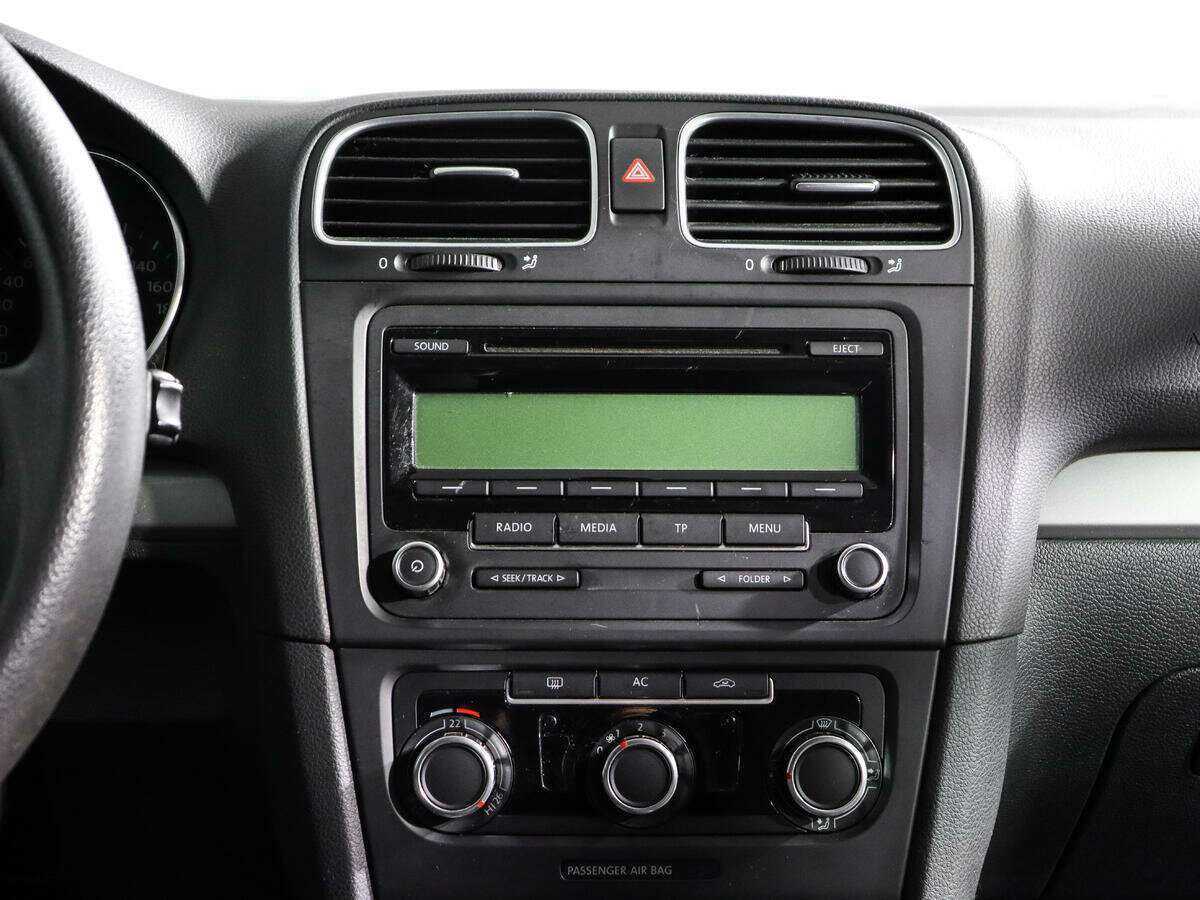 Volkswagen Golf с пробегом — 2010 год. Фото: #10
