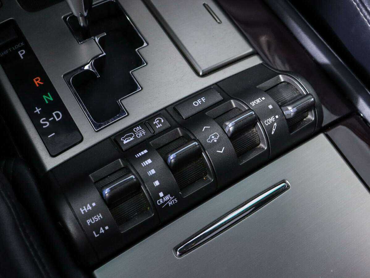 Lexus LX с пробегом — 2012 год. Фото: #14