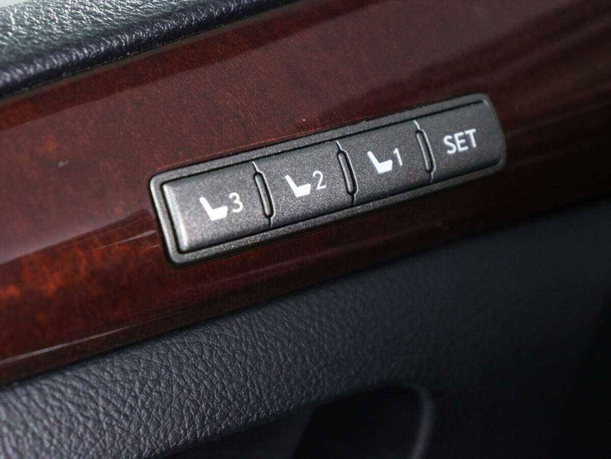 Lexus LX с пробегом — 2012 год. Фото: #20