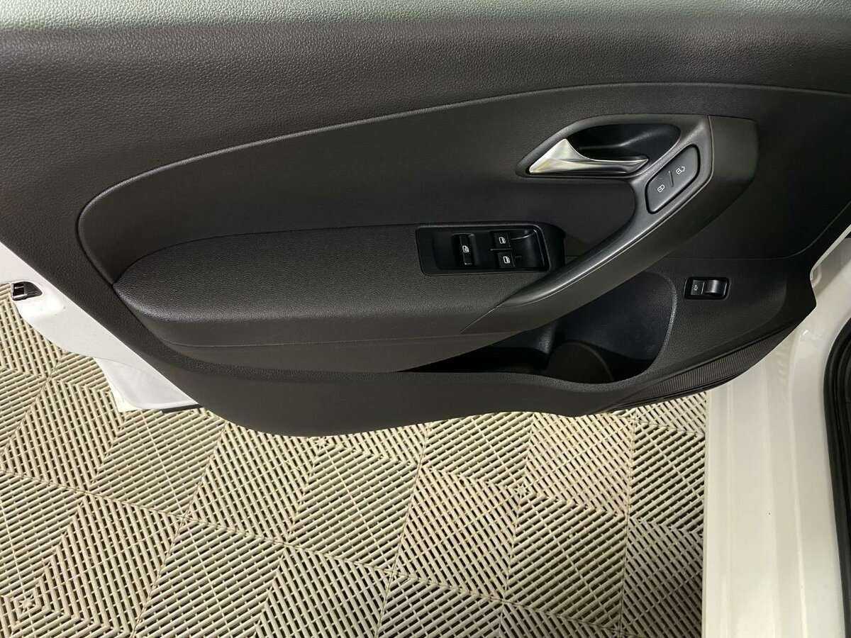 Volkswagen Polo с пробегом — 2011 год. Фото: #5