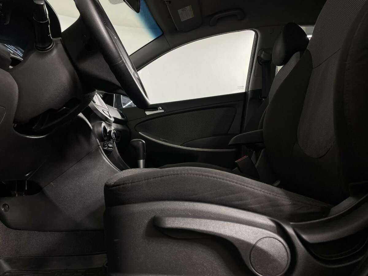 Hyundai Solaris с пробегом — 2011 год. Фото: #9