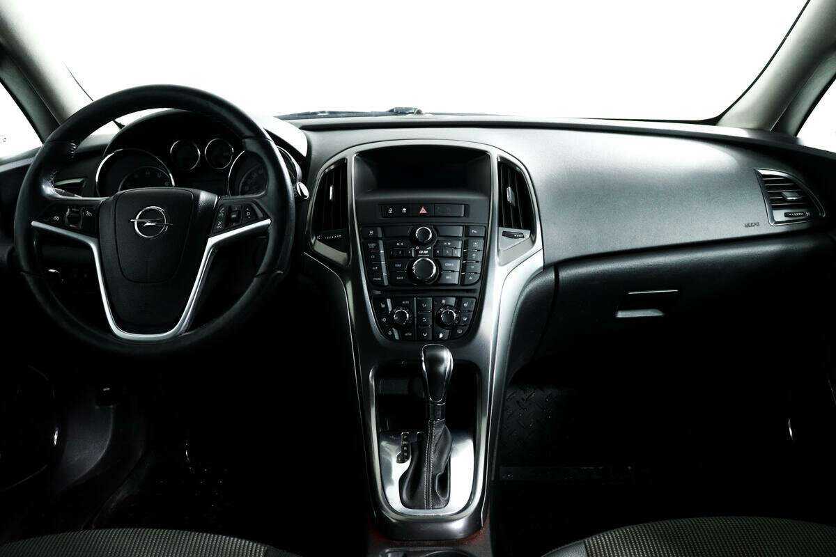 Opel Astra с пробегом — 2011 год. Фото: #10