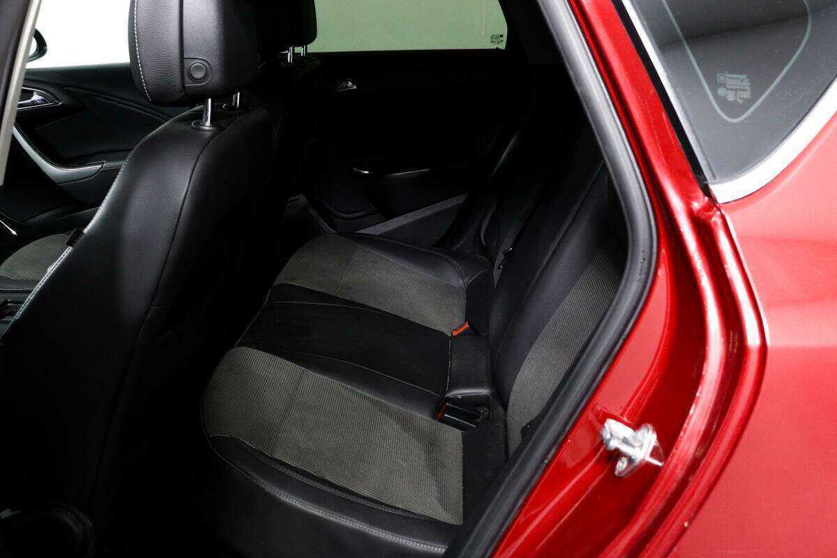 Opel Astra с пробегом — 2011 год. Фото: #11