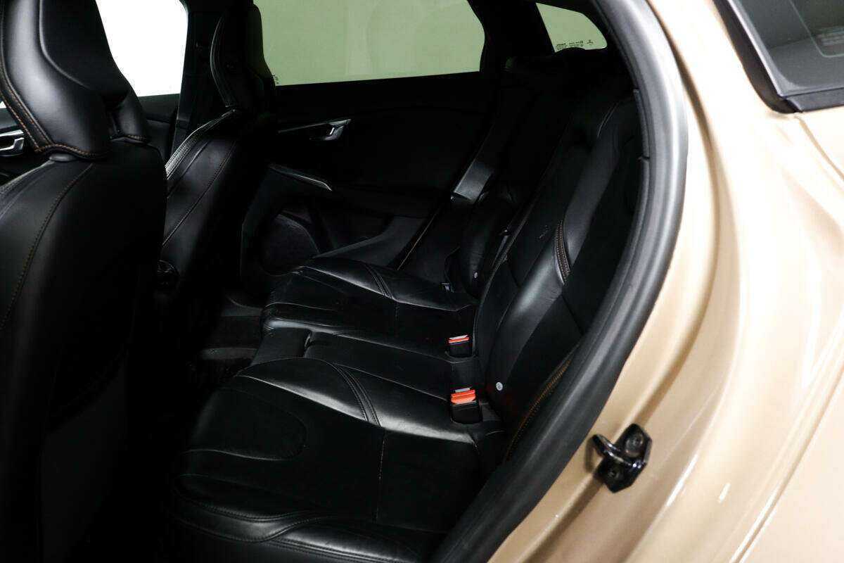 Volvo V40 Cross Country с пробегом — 2013 год. Фото: #11