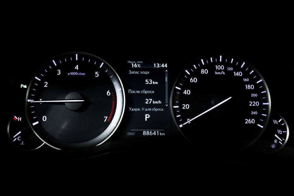 Lexus ES с пробегом — 2016 год. Фото: #9