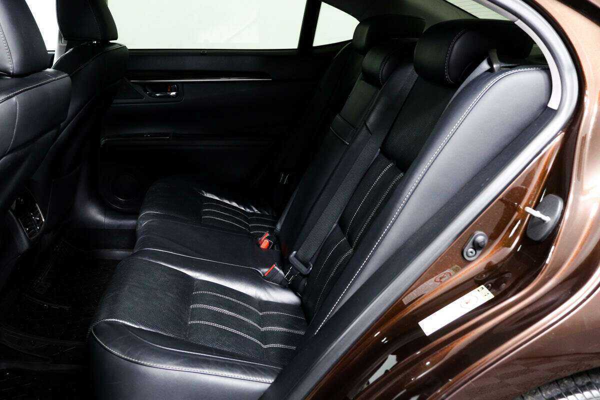 Lexus ES с пробегом — 2016 год. Фото: #11