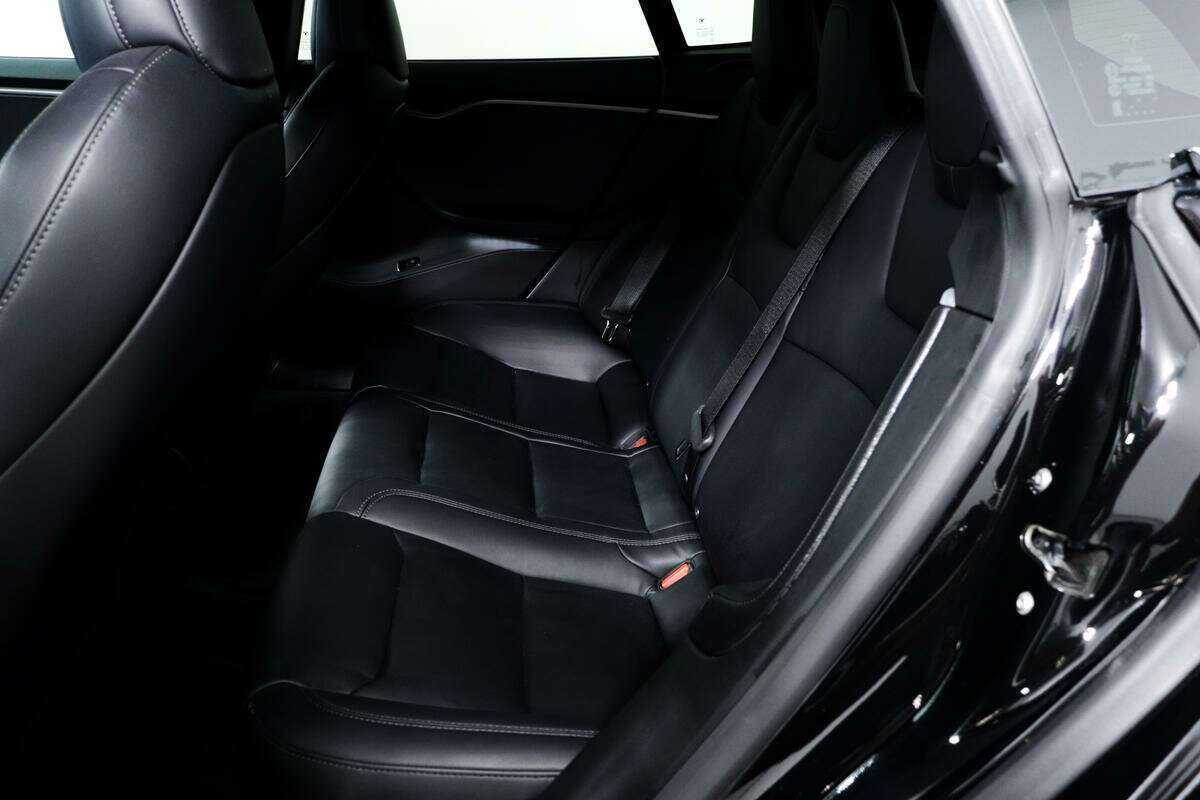 Tesla Model S с пробегом — 2020 год. Фото: #11