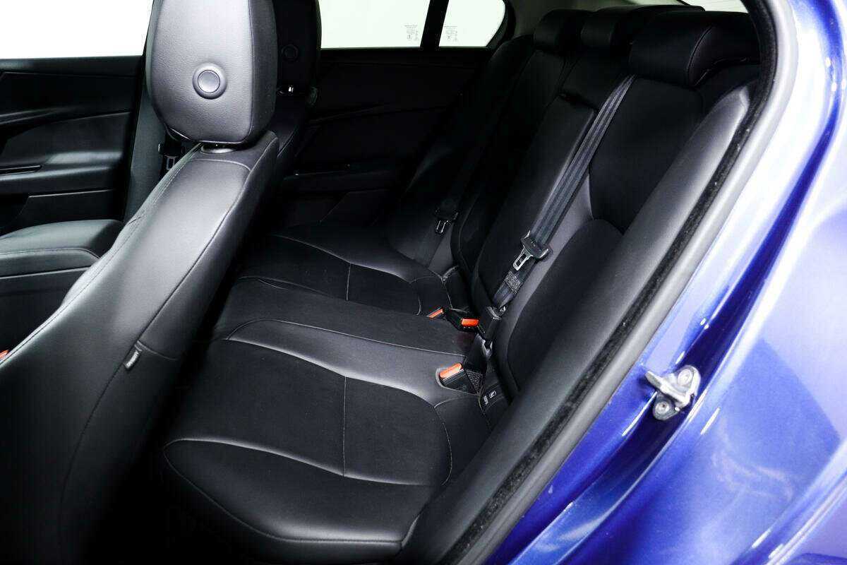 Jaguar XE с пробегом — 2015 год. Фото: #11