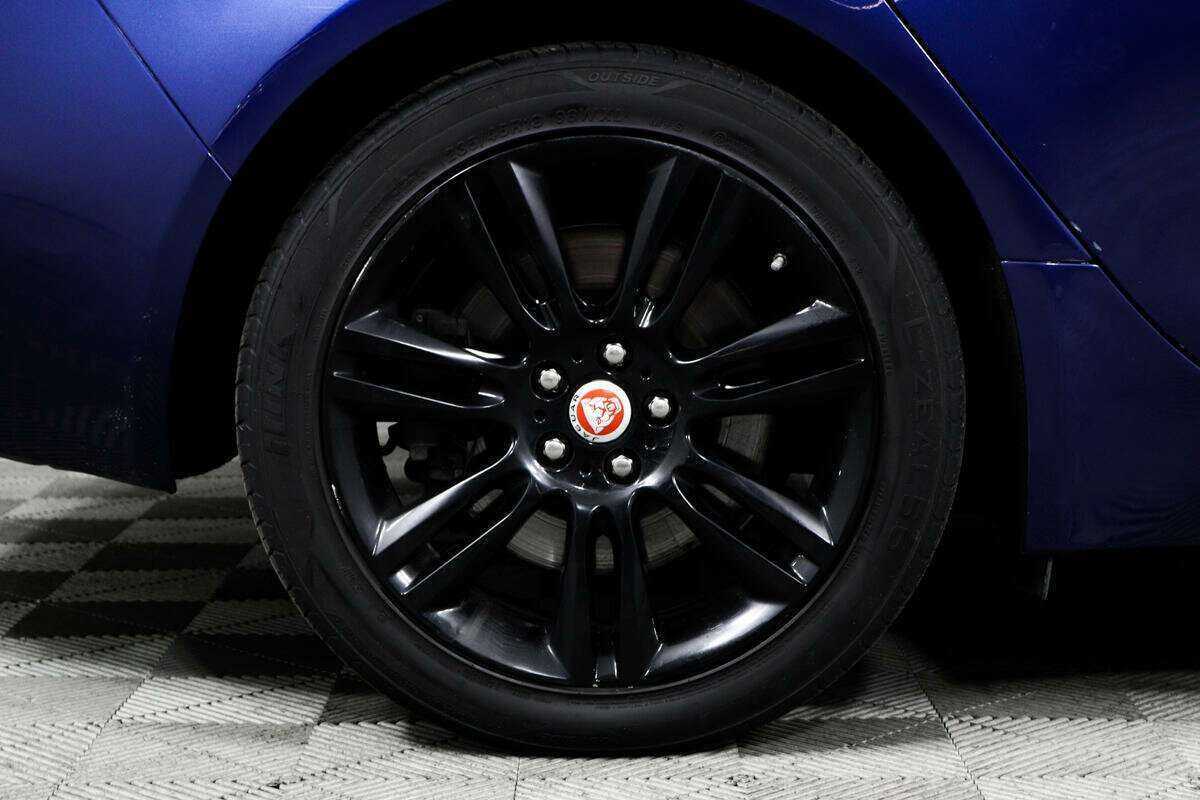 Jaguar XE с пробегом — 2015 год. Фото: #13