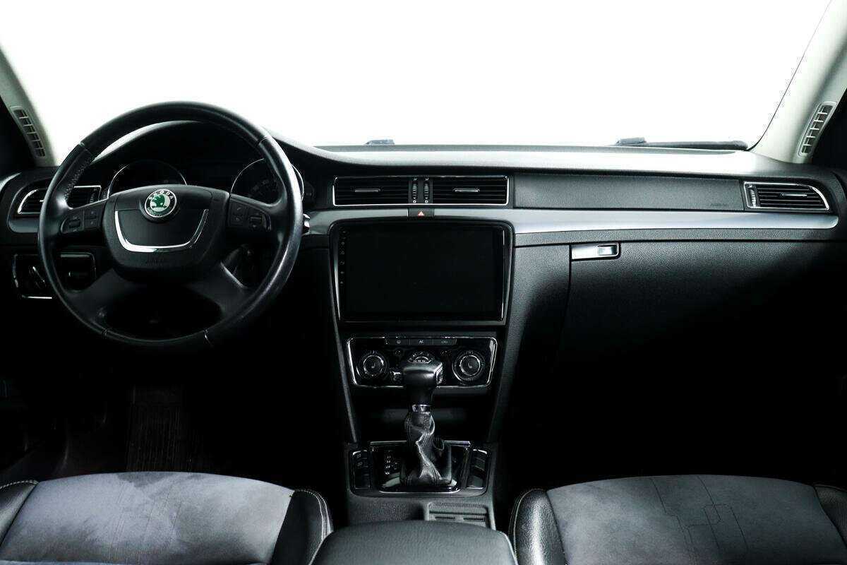 Skoda Superb с пробегом — 2011 год. Фото: #10
