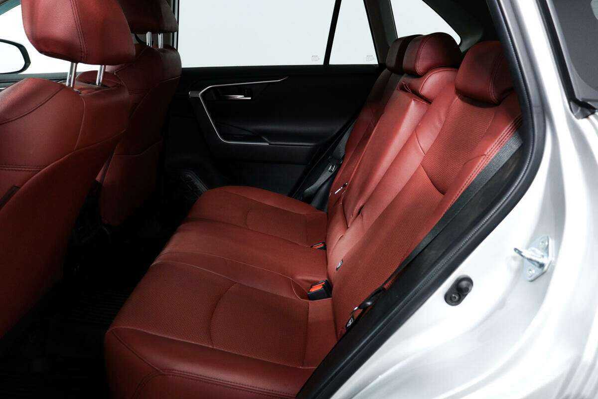 Toyota RAV4 с пробегом — 2021 год. Фото: #11