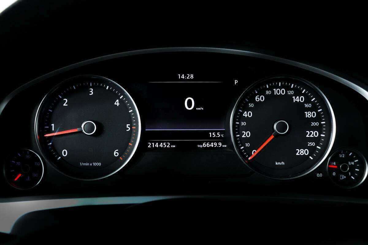 Volkswagen Touareg с пробегом — 2012 год. Фото: #8