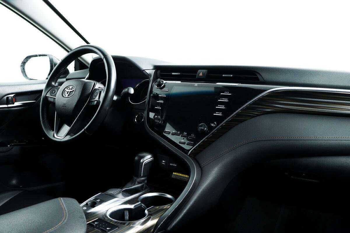 Toyota Camry с пробегом — 2018 год. Фото: #8