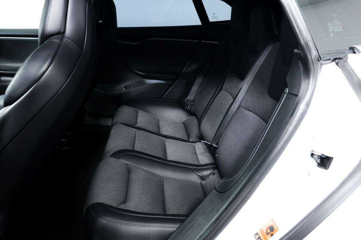 Tesla Model S с пробегом — 2018 год. Фото: #11