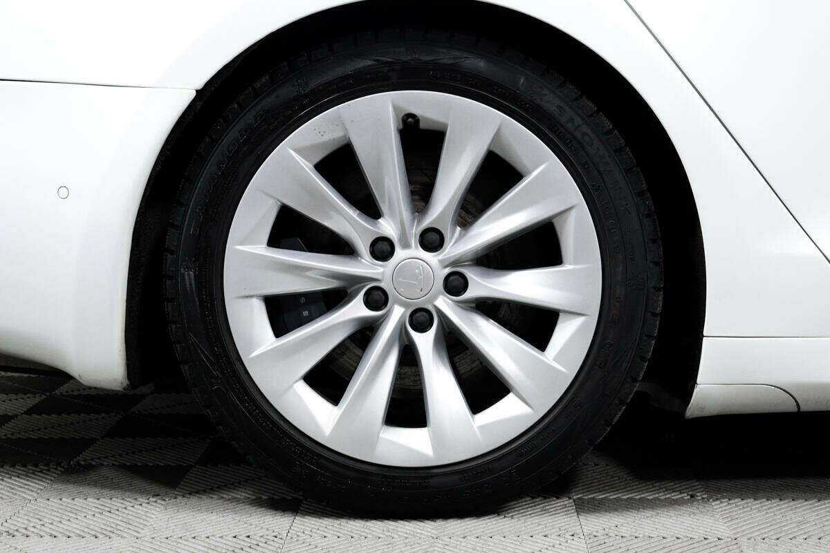 Tesla Model S с пробегом — 2018 год. Фото: #13