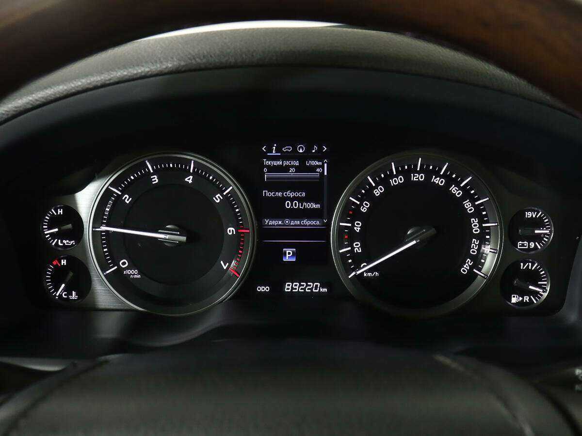 Toyota Land Cruiser с пробегом — 2015 год. Фото: #9