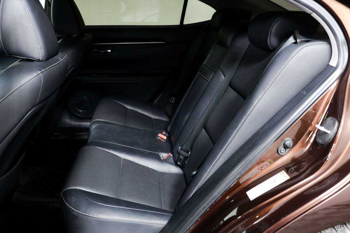 Lexus ES с пробегом — 2016 год. Фото: #11