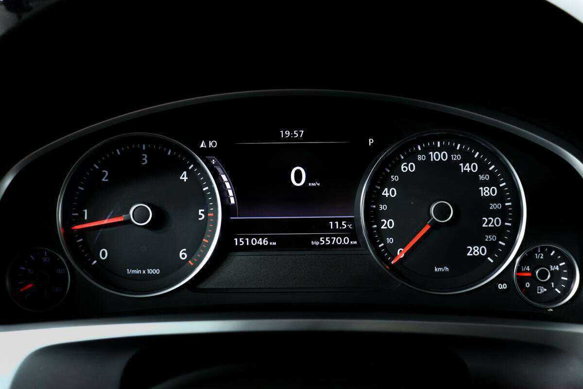 Volkswagen Touareg с пробегом — 2016 год. Фото: #9