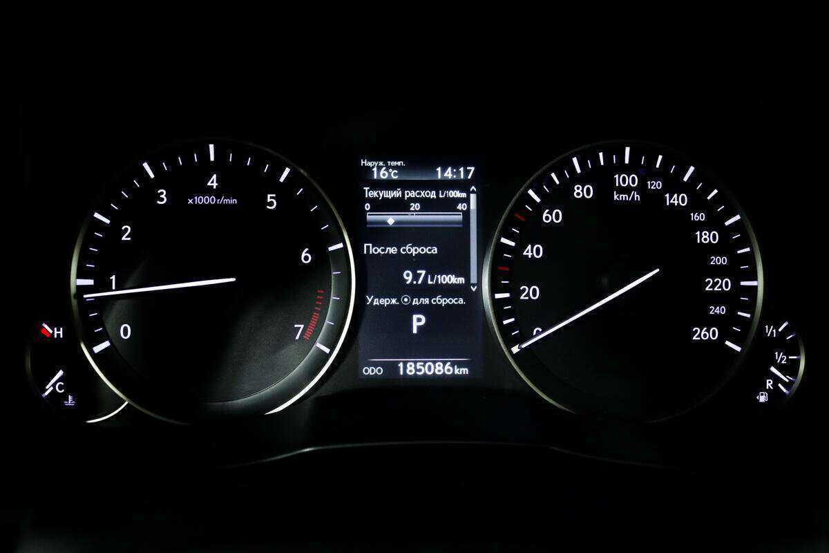 Lexus ES с пробегом — 2016 год. Фото: #9