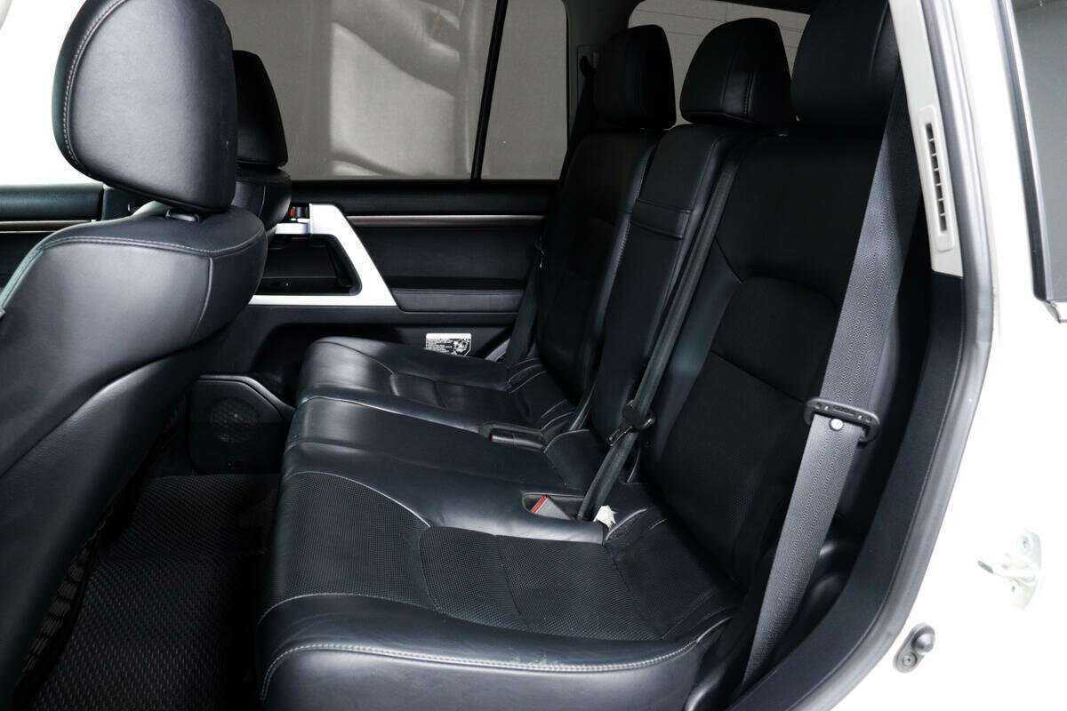 Toyota Land Cruiser с пробегом — 2015 год. Фото: #11