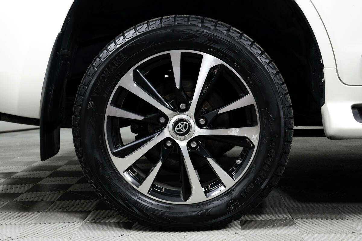 Toyota Land Cruiser с пробегом — 2015 год. Фото: #13