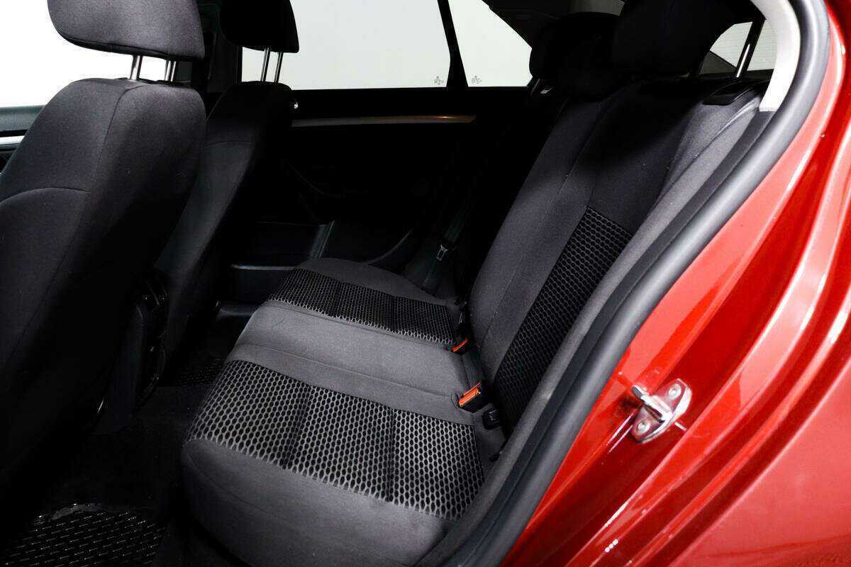 Volkswagen Jetta с пробегом — 2010 год. Фото: #11