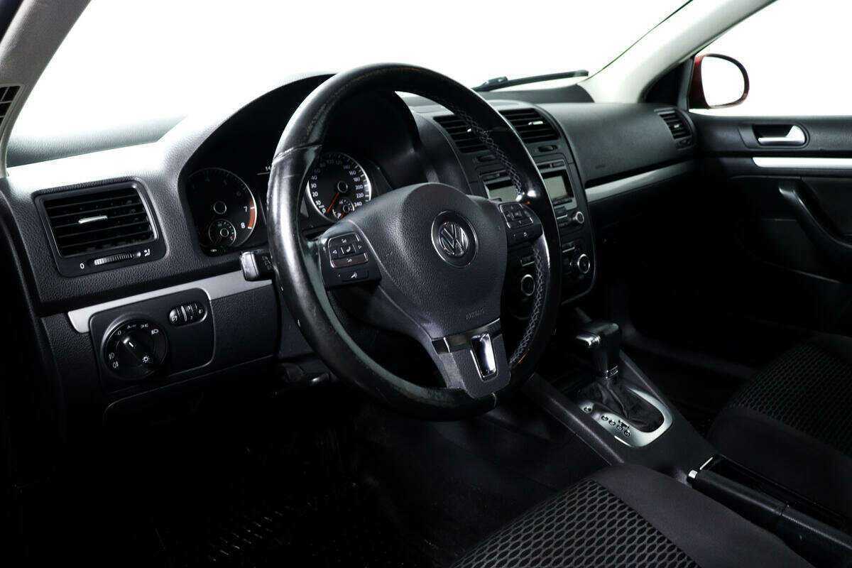 Volkswagen Jetta с пробегом — 2010 год. Фото: #12