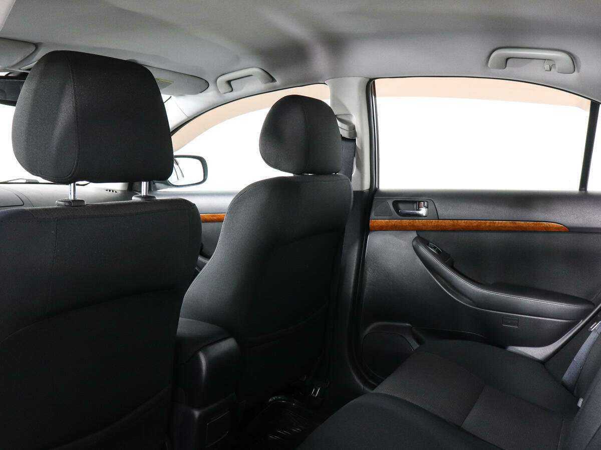 Toyota Avensis с пробегом — 2006 год. Фото: #7