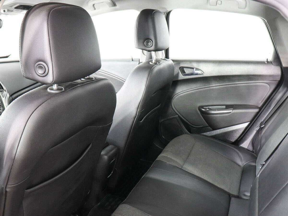 Opel Astra с пробегом — 2011 год. Фото: #7