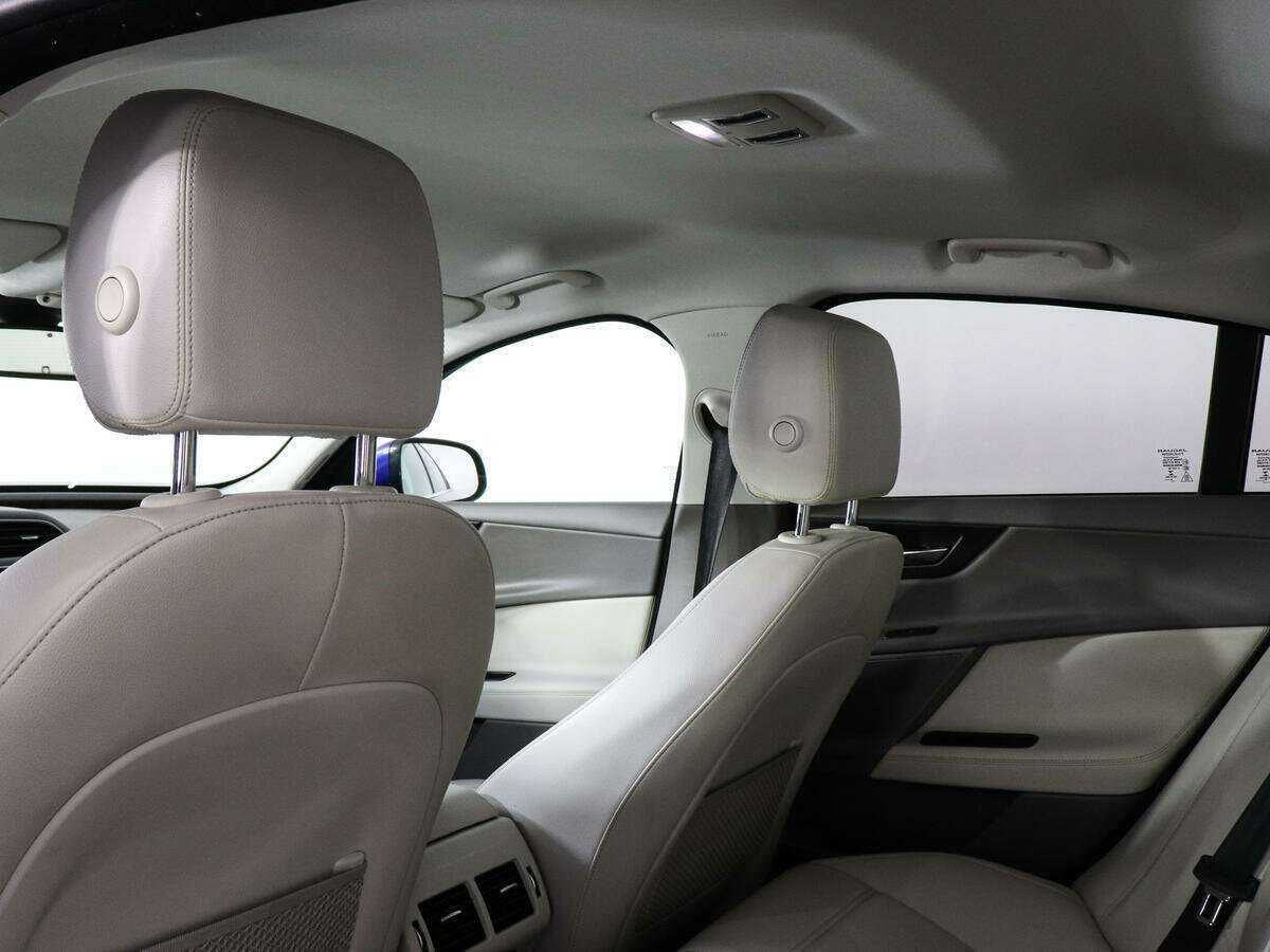 Jaguar XE с пробегом — 2016 год. Фото: #9