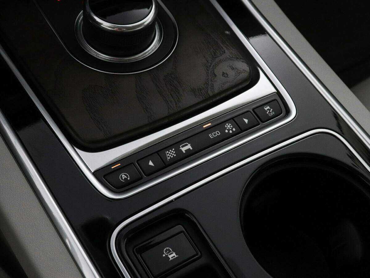 Jaguar XE с пробегом — 2016 год. Фото: #11