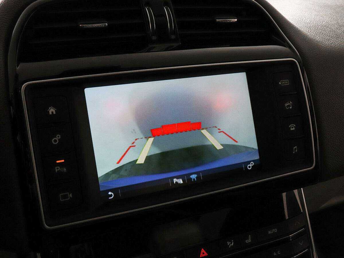 Jaguar XE с пробегом — 2016 год. Фото: #12