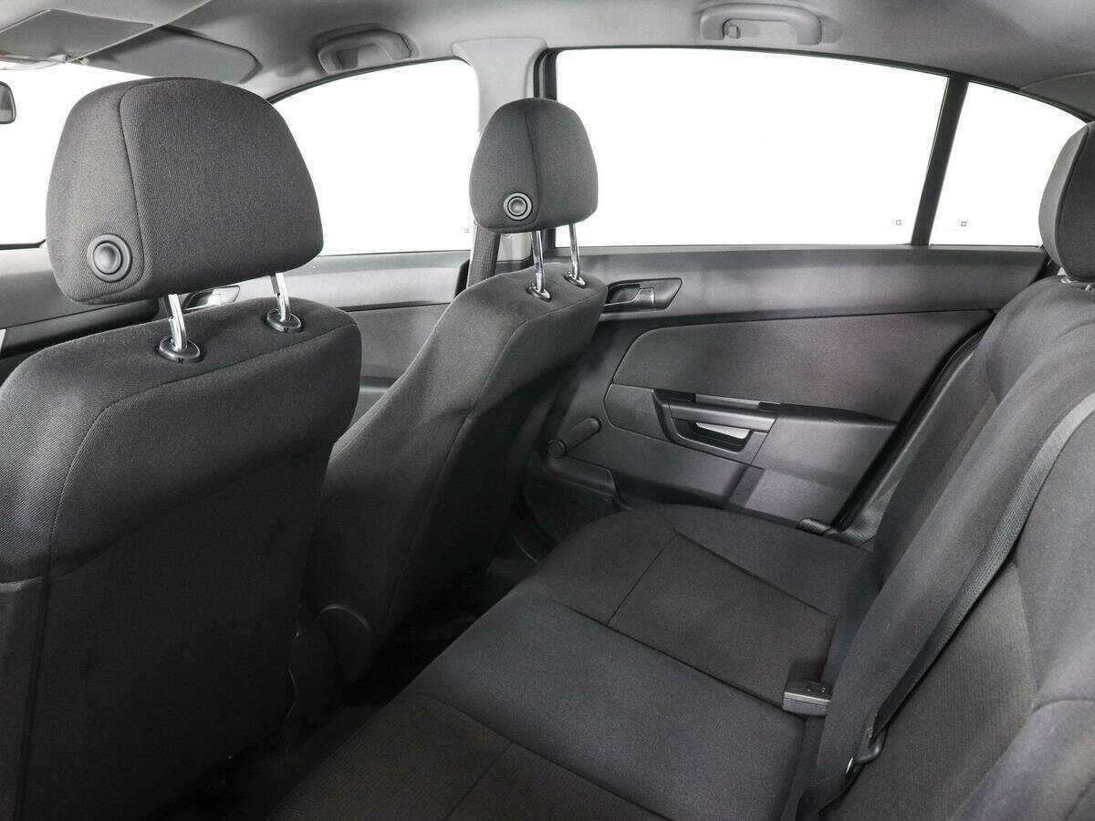 Opel Astra с пробегом — 2011 год. Фото: #11