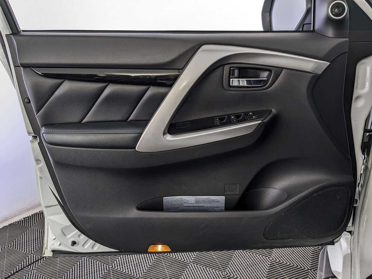 Mitsubishi Pajero Sport с пробегом — 2017 год. Фото: #14