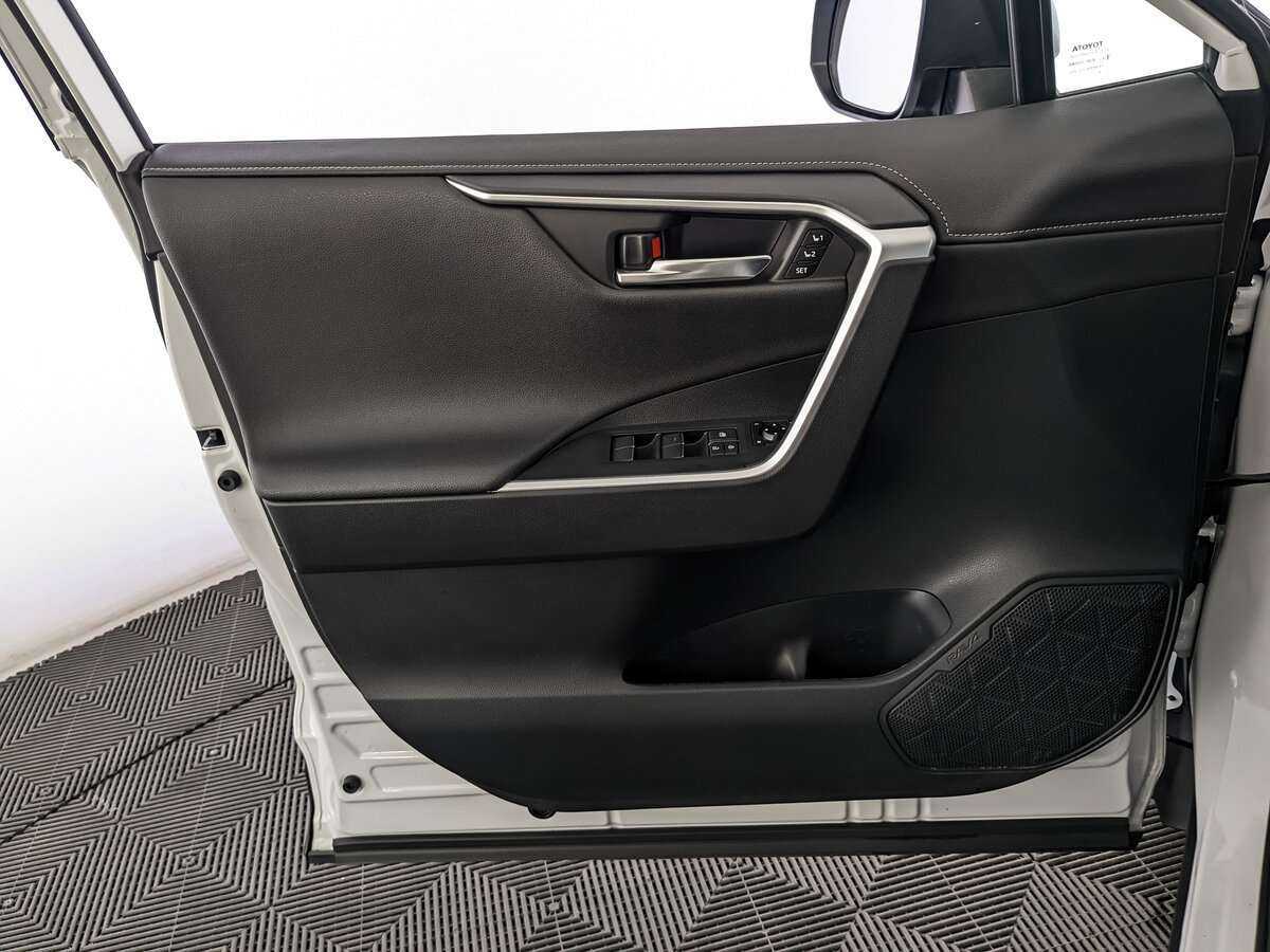 Toyota RAV4 с пробегом — 2022 год. Фото: #16