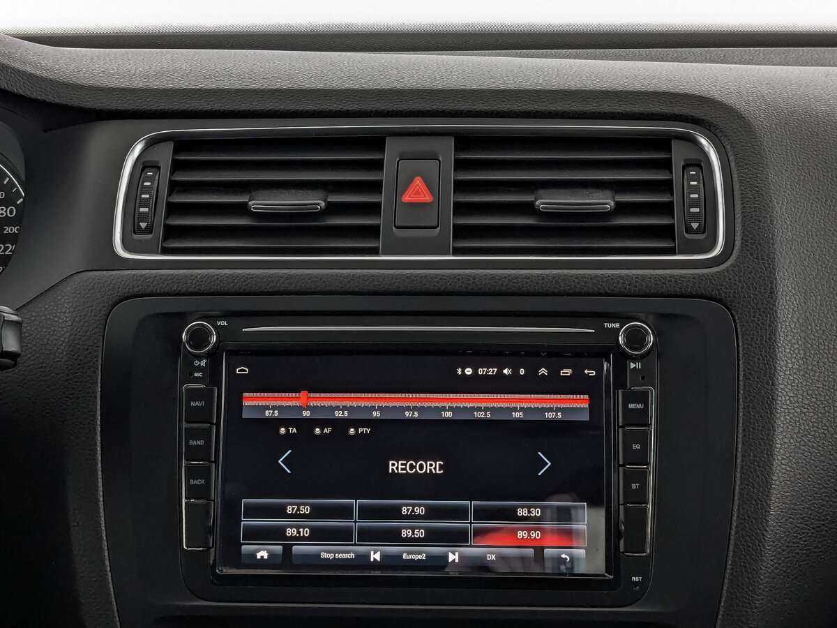 Volkswagen Jetta с пробегом — 2012 год. Фото: #11