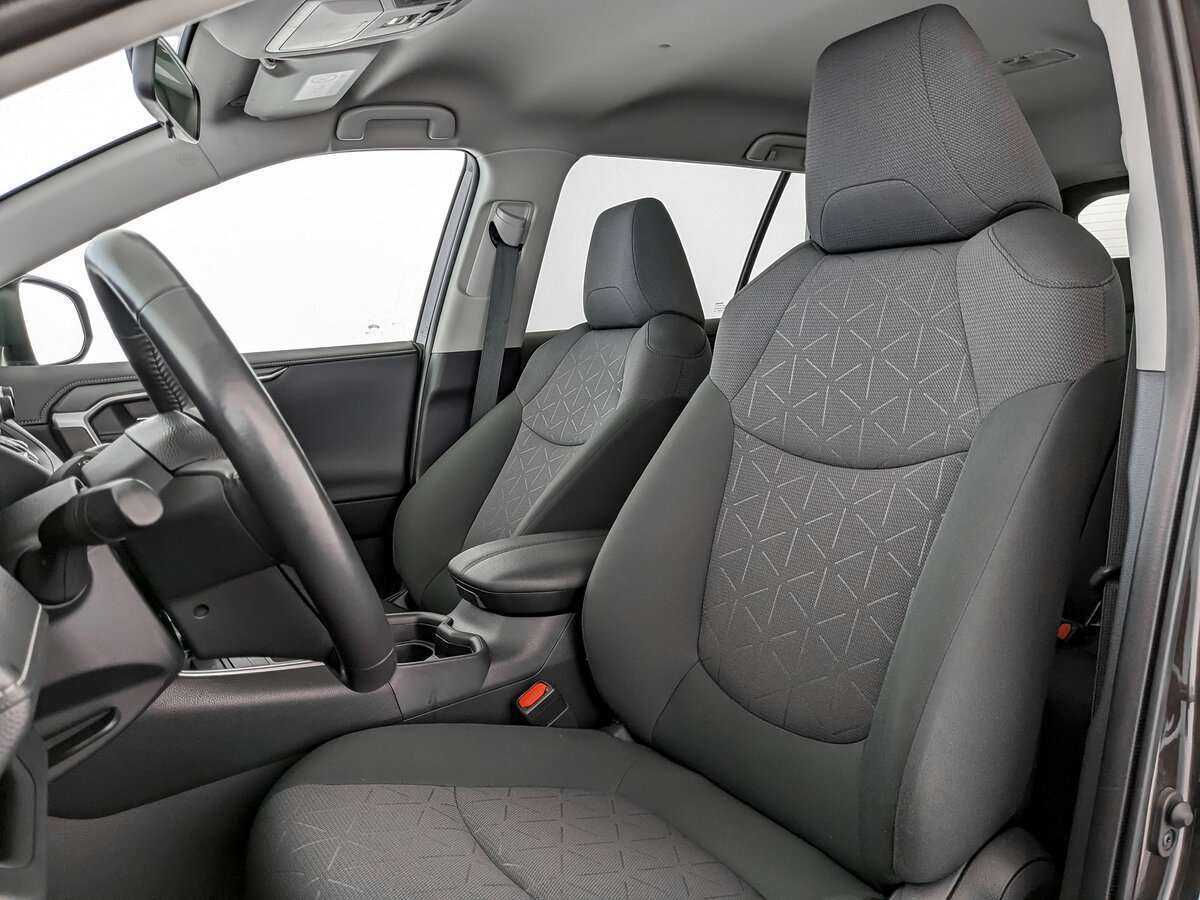 Toyota RAV4 с пробегом — 2020 год. Фото: #15