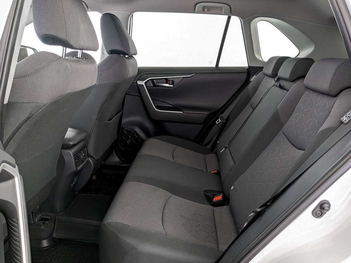 Toyota RAV4 с пробегом — 2020 год. Фото: #9