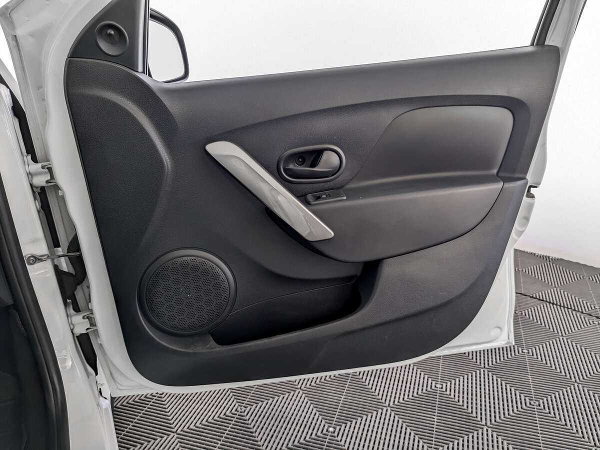 Renault Sandero с пробегом — 2016 год. Фото: #16