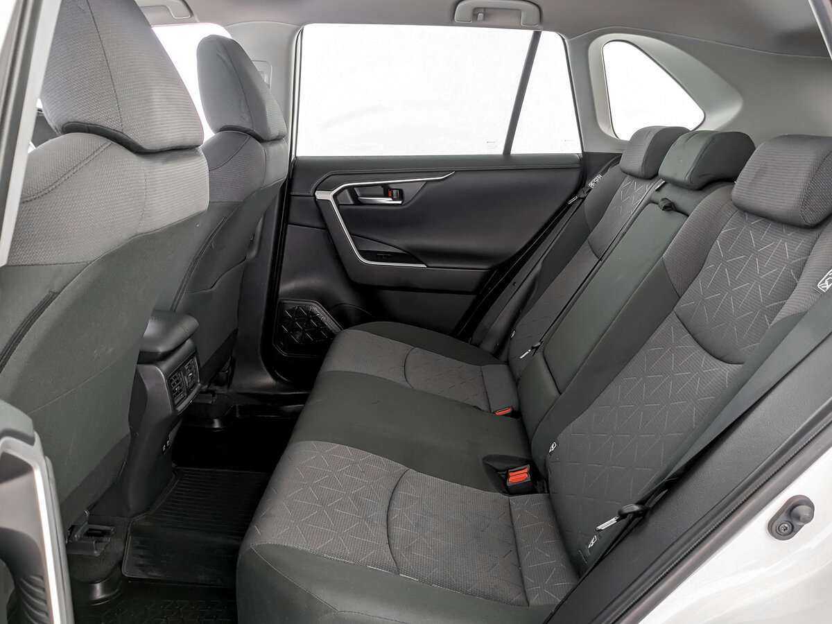 Toyota RAV4 с пробегом — 2020 год. Фото: #9