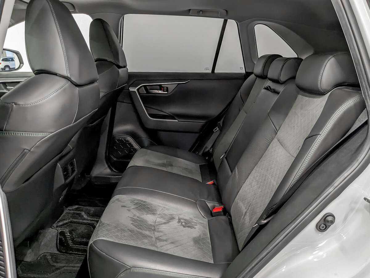 Toyota RAV4 с пробегом — 2022 год. Фото: #8