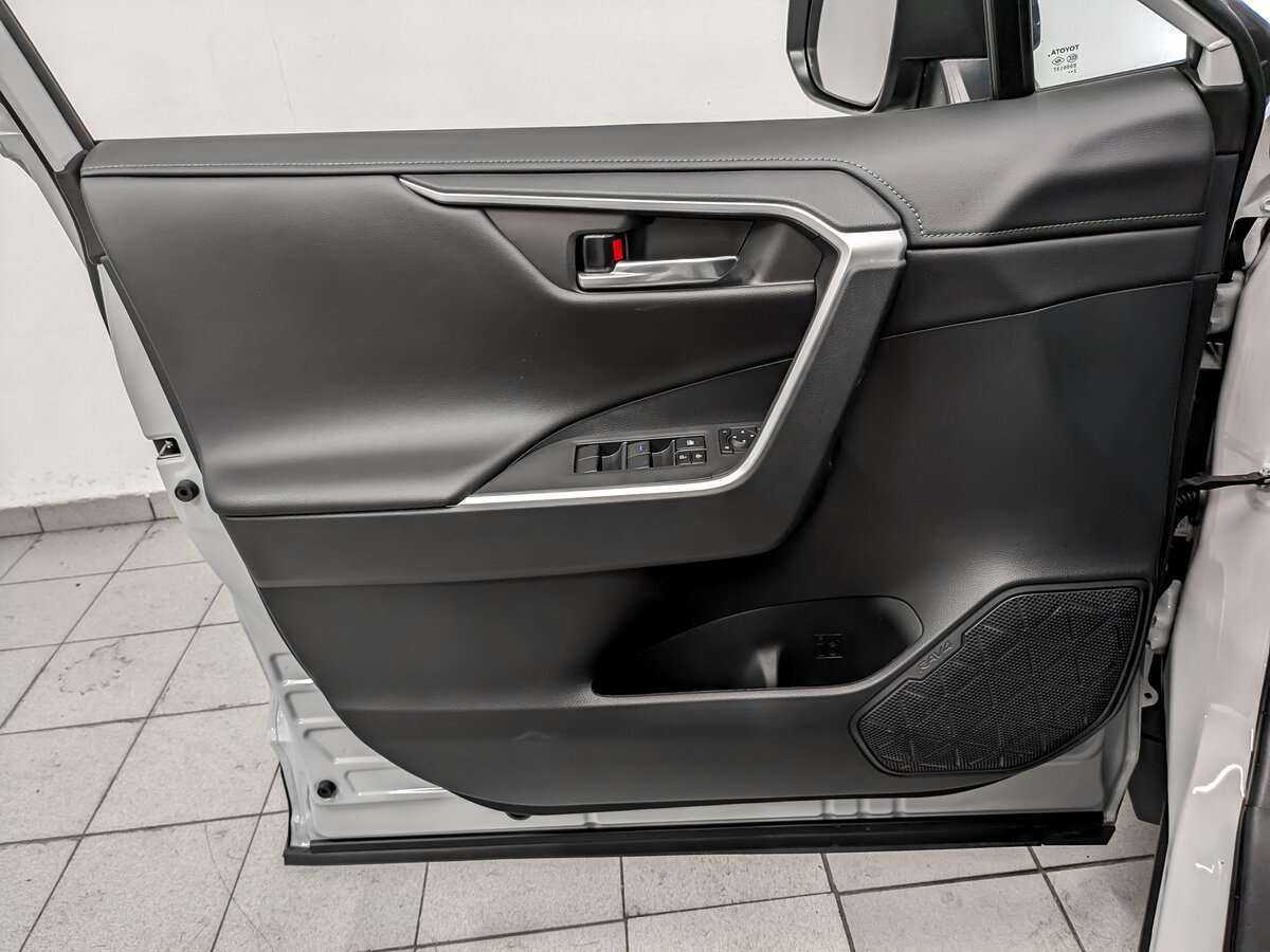 Toyota RAV4 с пробегом — 2022 год. Фото: #13