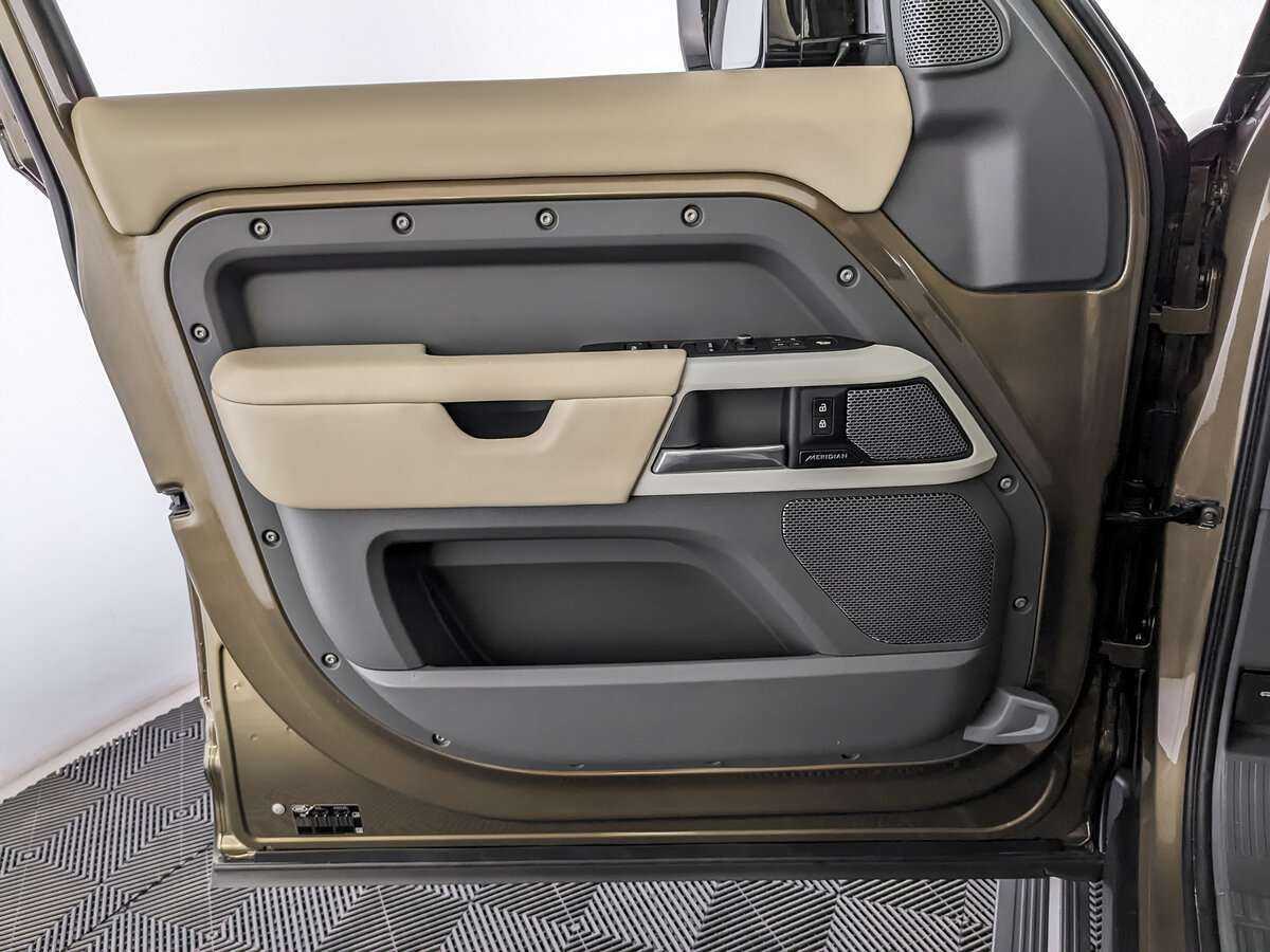 Land Rover Defender с пробегом — 2021 год. Фото: #11