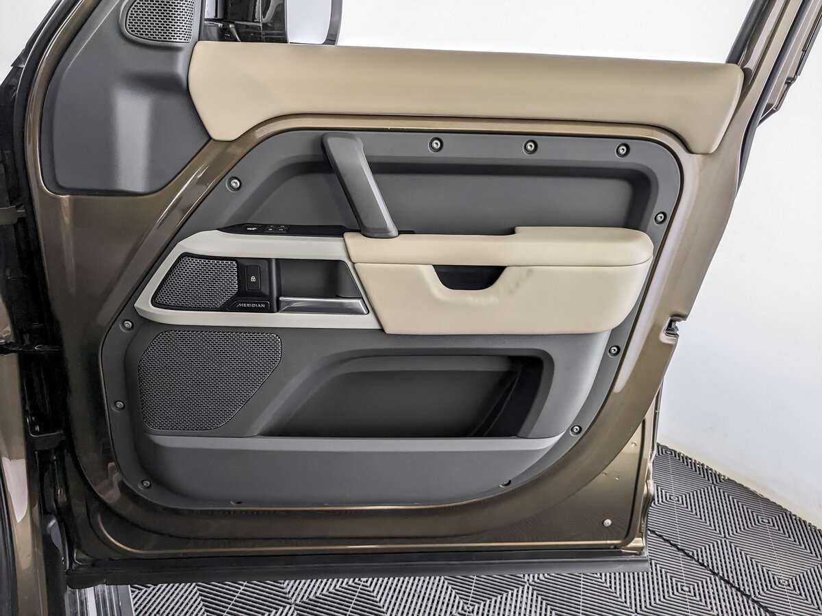 Land Rover Defender с пробегом — 2021 год. Фото: #18