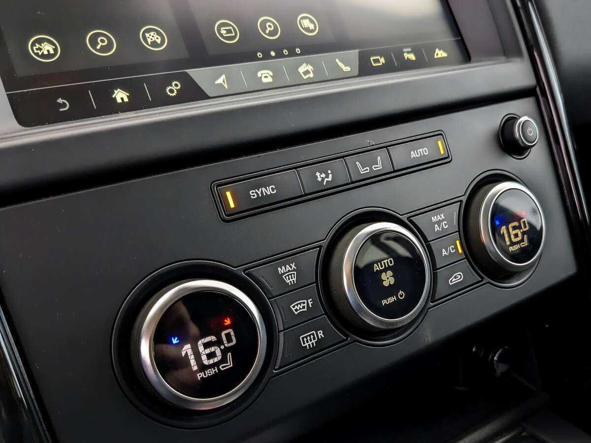 Land Rover Discovery с пробегом — 2018 год. Фото: #19