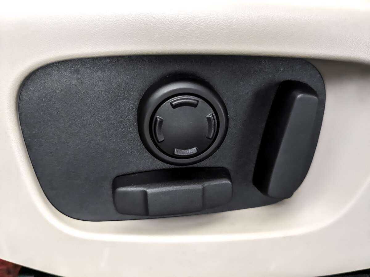 Land Rover Discovery с пробегом — 2018 год. Фото: #16