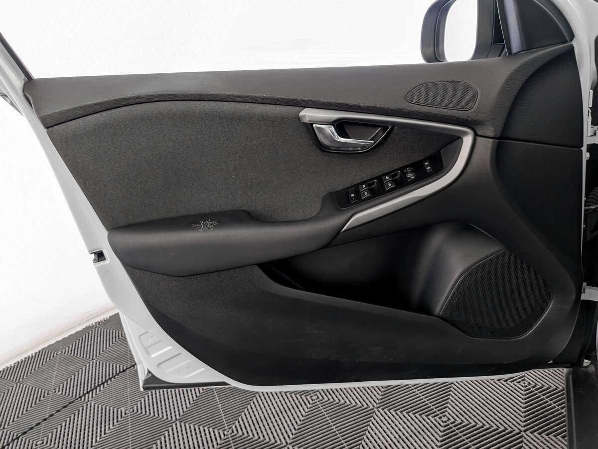 Volvo V40 Cross Country с пробегом — 2014 год. Фото: #14